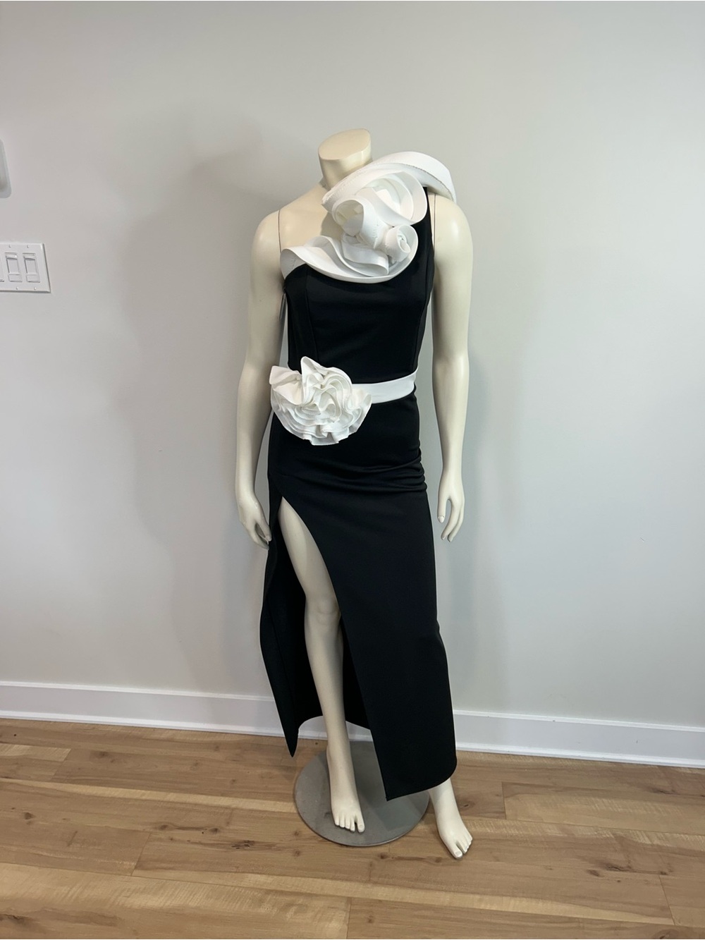Gorgeous Black One-Shoulder Gown with White Sculptural Floral Accents❤️XS